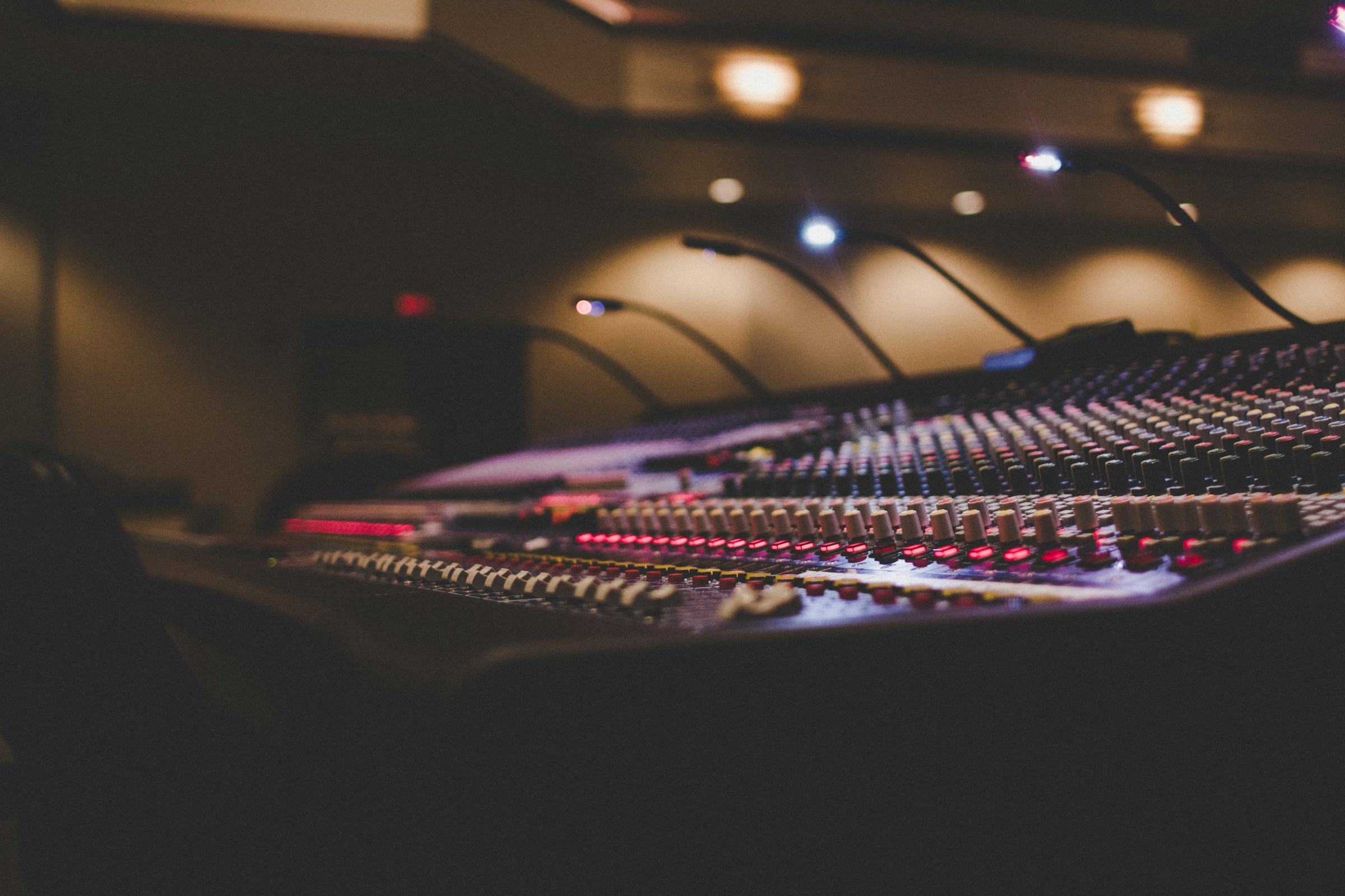 Analog mixing console